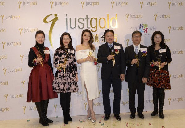 周麗淇與Just Gold鎮金店管理層攜手為新店進行剪綵開幕儀式 