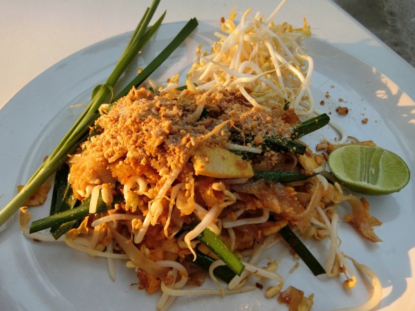 pad thai 炒金邊粉. 配以一流天然打燈