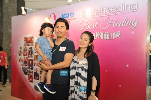 著名 DJ 蘇耀宗 (細 So)及太太 一同慶祝母親節，出席《乳你哺出愛》活動。