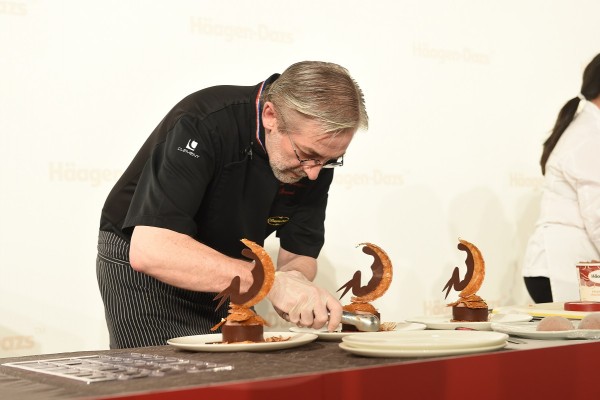 甜品大師Jean-François Arnaud在Häagen-Dazs™於唯港薈舉行的甜品工作坊即場獻技