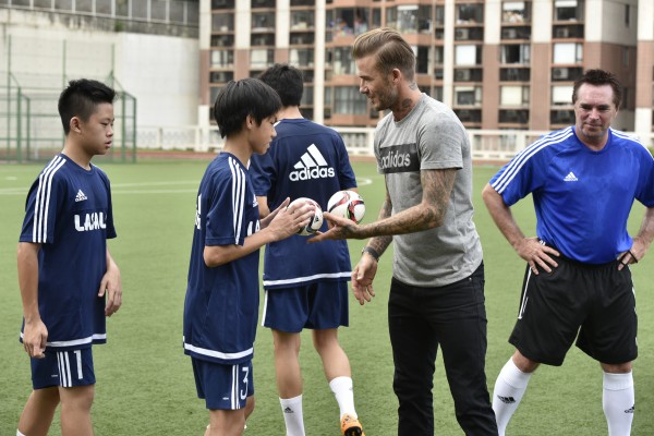 碧咸送上親筆簽名的adidas迷你足球給學員作紀念_01