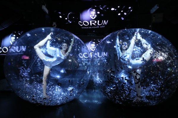 當晚的表演別開生面，由舞蹈員於大型泡泡內進行表演。