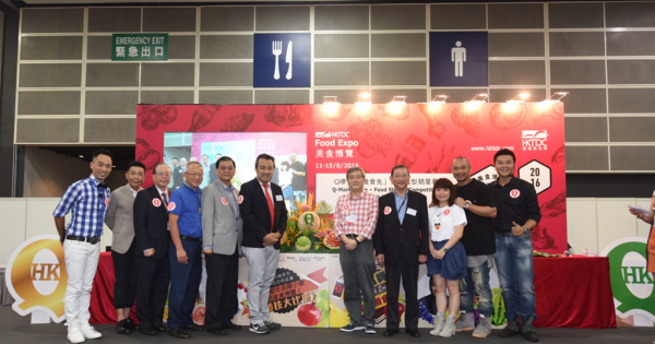 小儀隊的香港優質標誌局今日於會展舉辦《Q嘜相機食先食物造型明星賽》，大會邀請了藝人金剛小儀作為活動嘉賓。