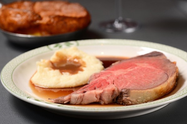 Lawry's The Prime Rib_10週年套餐（每位港幣628或688元）的招牌主菜 - 10安士Lawry Cut特級燒牛肉