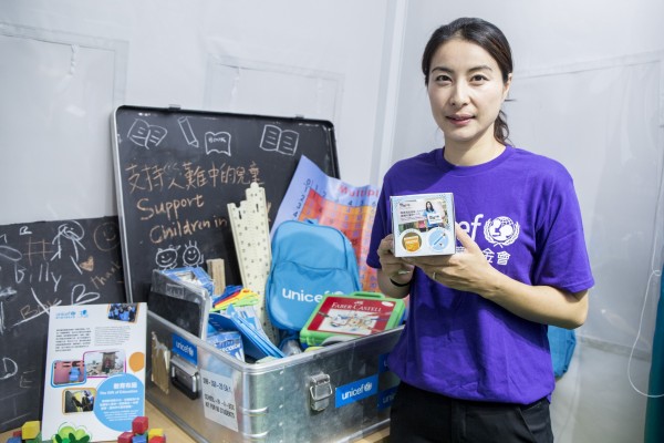 UNICEF HK大使郭晶晶女士和孫耀威先生齊齊響應「布施行動」，參與設計「布施籌款箱」。