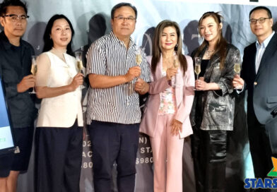黃洛妍7月13日麥花臣場館舉行《2025.7 遇妍》演唱會 樂易玲親臨支持 主辦單位送地球儀寓意唱遍全世界