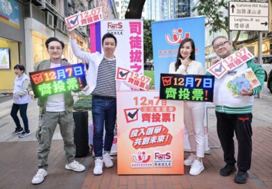 藝人劉錫賢、秦啟維及林寶玉 應黃守東邀請到灣仔開設街站呼籲市民齊投票