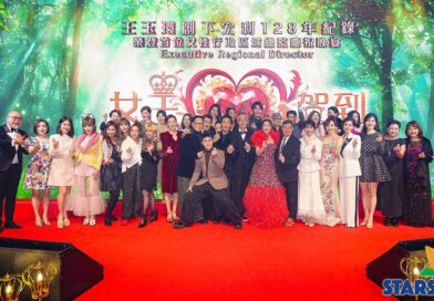 從殭屍片「鬼后」到「保險女王」 王玉環創下宏利128年紀錄　榮登首位女性行政區域總監 1月舉行升職慶典 榮耀時刻再創世界紀錄