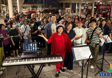 資深藝人兼心理治療師 胡美儀 破傳統  首次踏入旺角鬧市BUSKING 唱談療愈情緒  「冀望街頭成為充滿活水的河流」